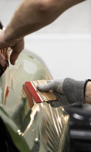 person-working-car-wrapping (1)